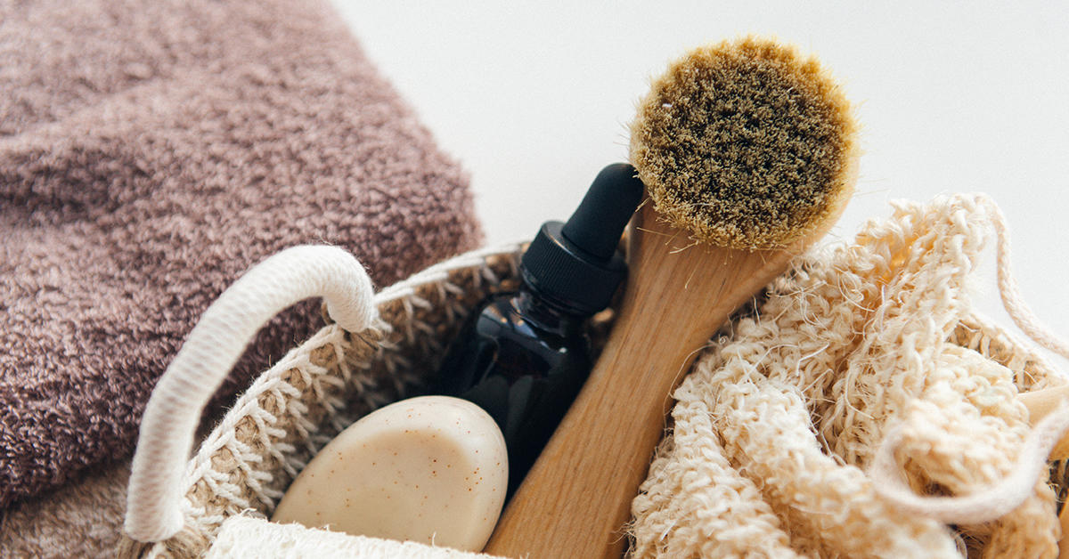 Масаж сухою щіткою: як правильно робити драйбрашинг для гладкої і здорової шкіри